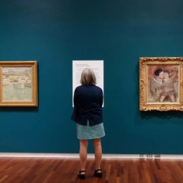 woman in an art museum 
